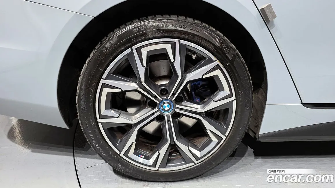 BMW i4 — фото 6