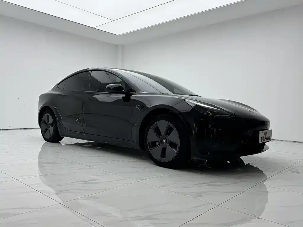 Tesla Model 3 — фото 1