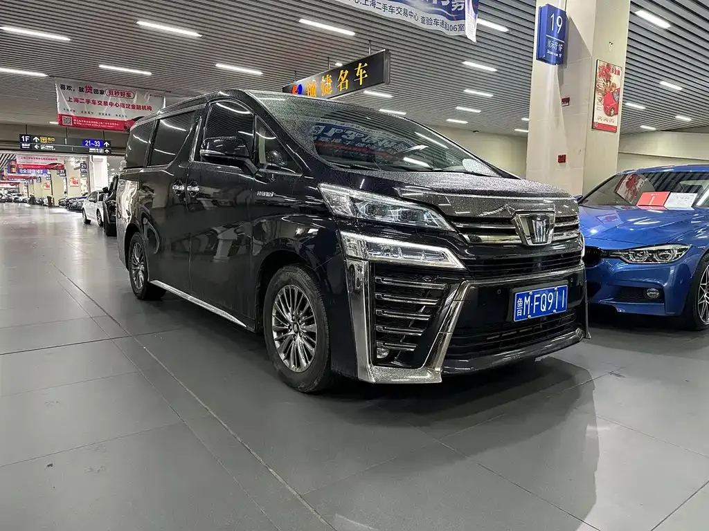Toyota Vellfire — фото 1