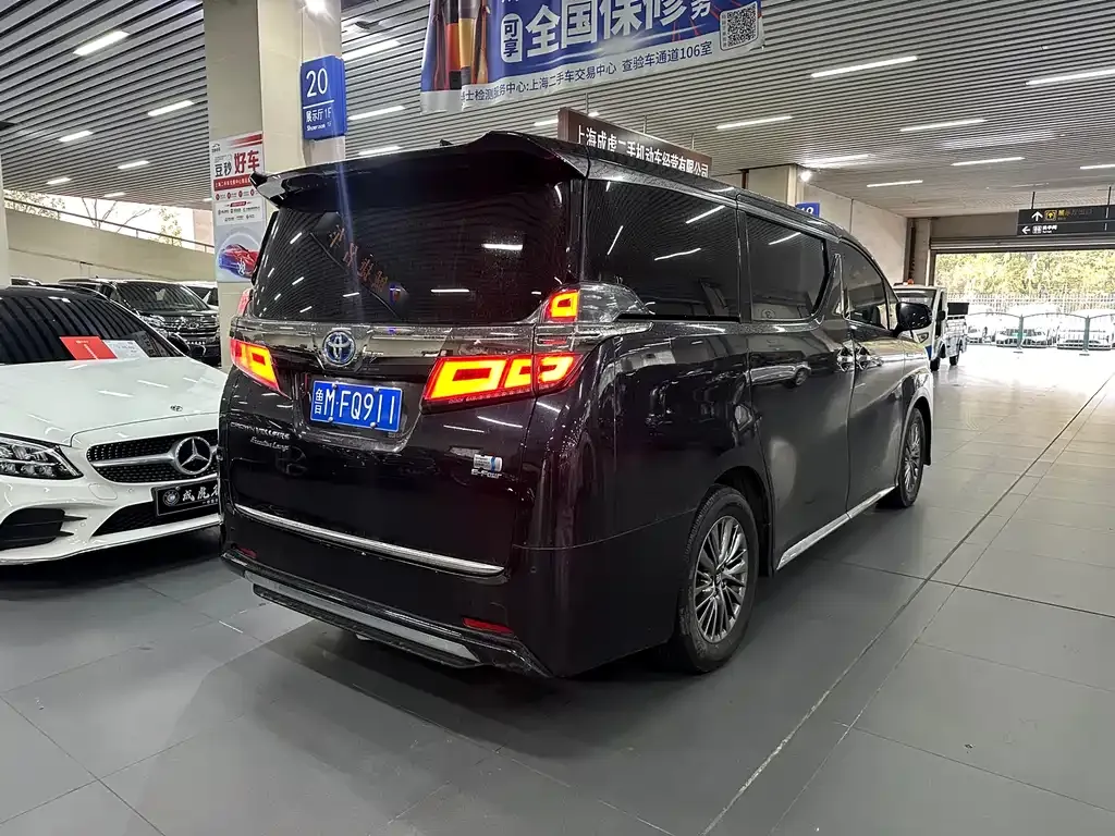 Toyota Vellfire — фото 5