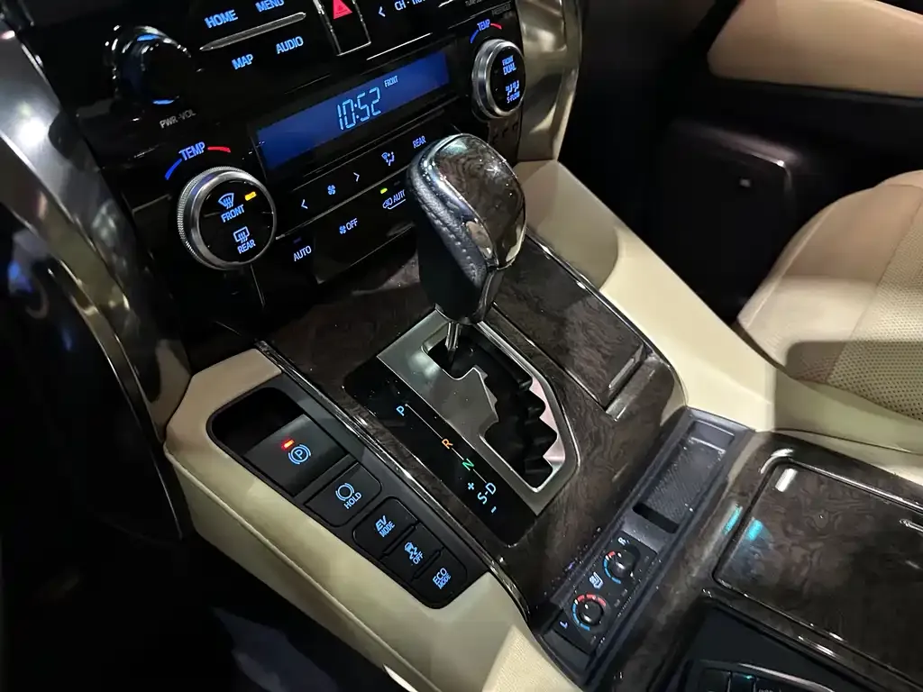 Toyota Vellfire — фото 8