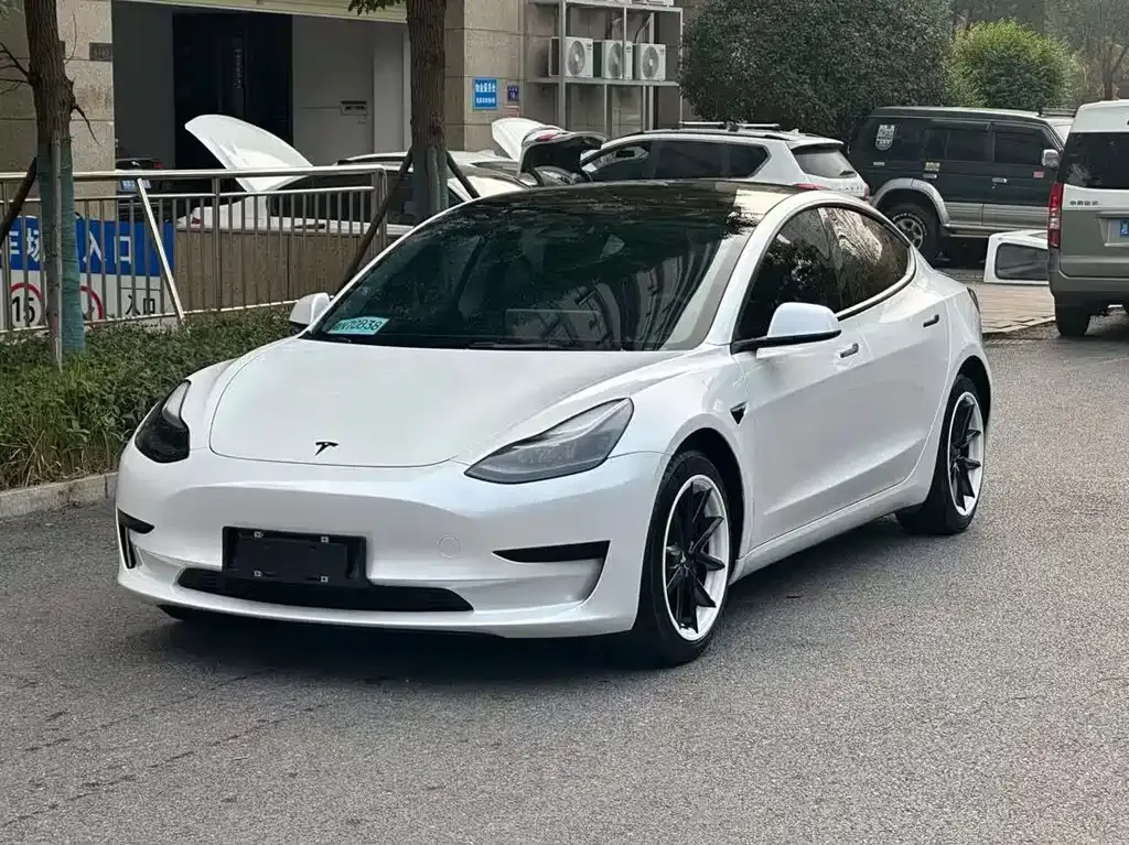 Tesla Model 3 — фото 1