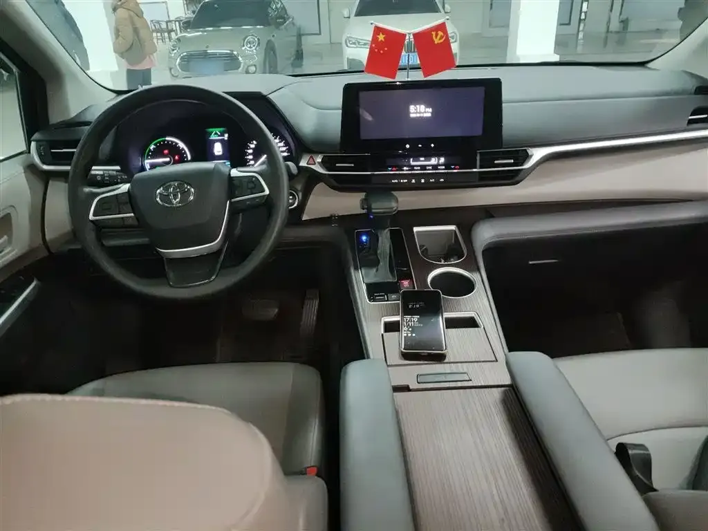 Toyota Granvia — фото 4