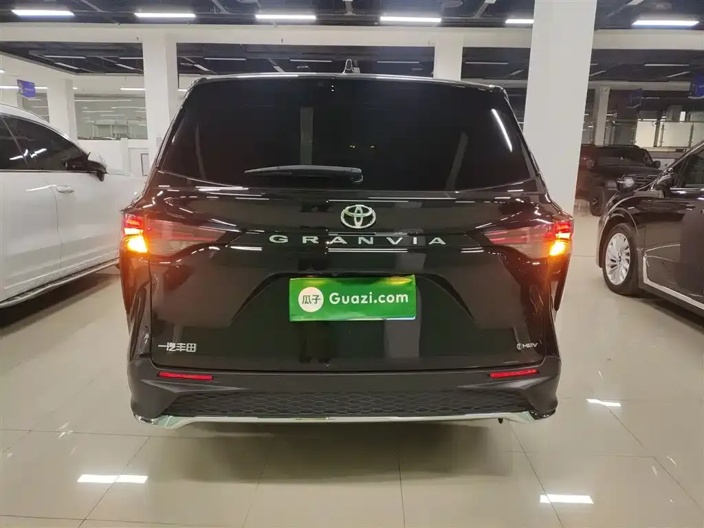 Toyota Granvia — фото 9