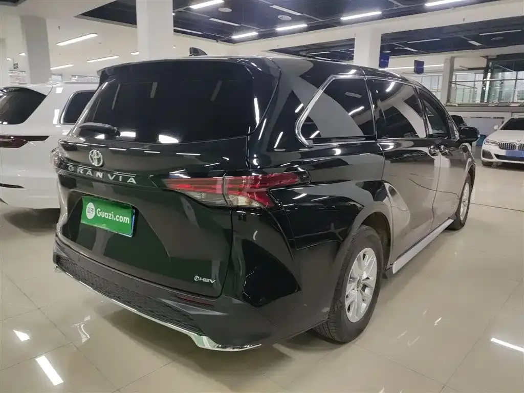 Toyota Granvia — фото 8