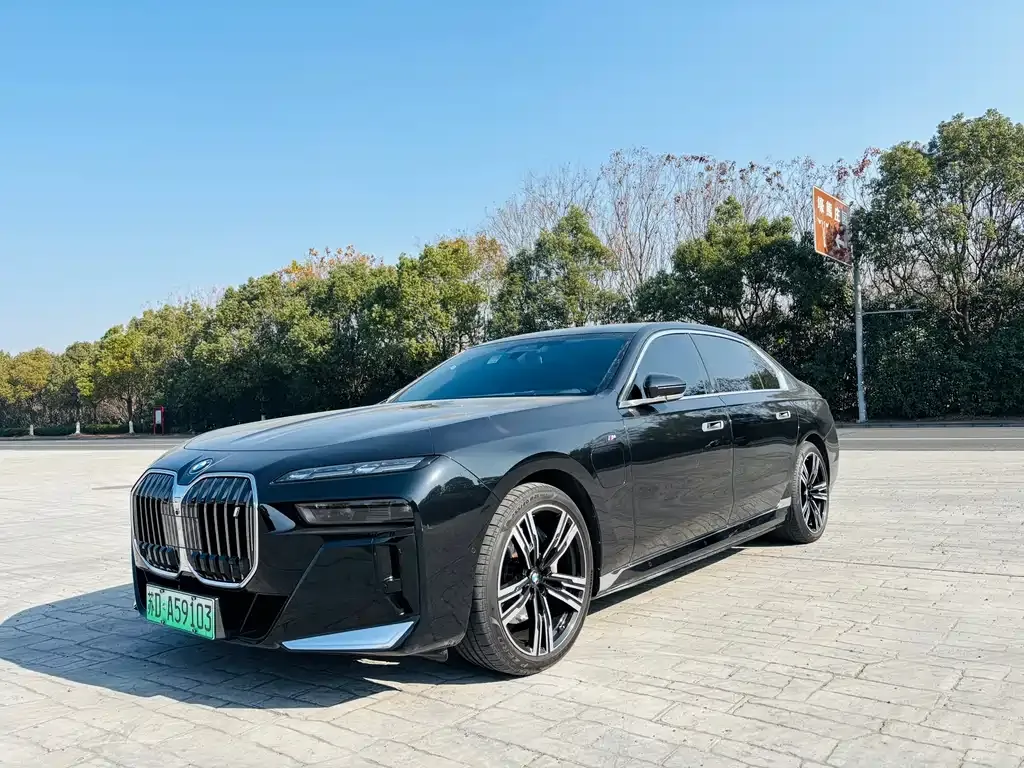 BMW i7 — фото 1