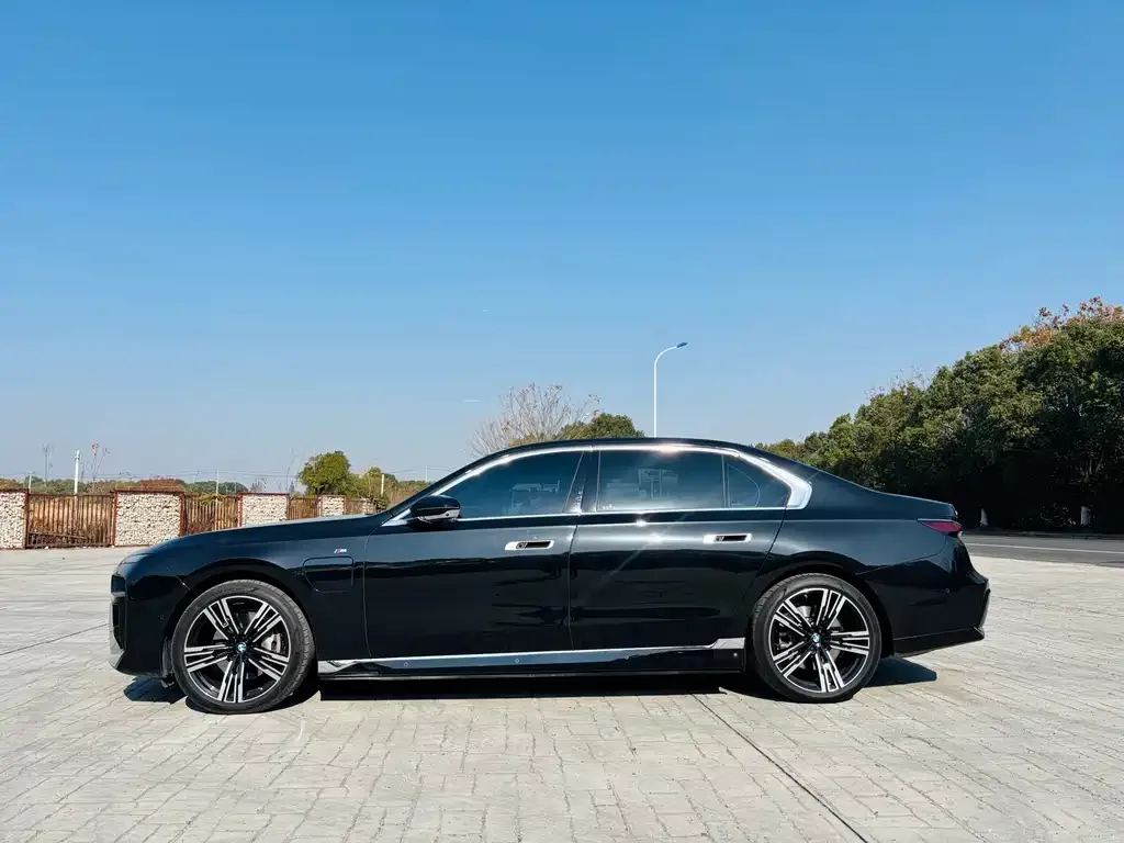 BMW i7 — фото 10