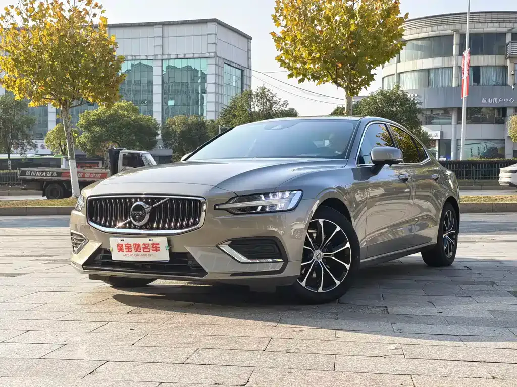 Volvo S60 — фото 1