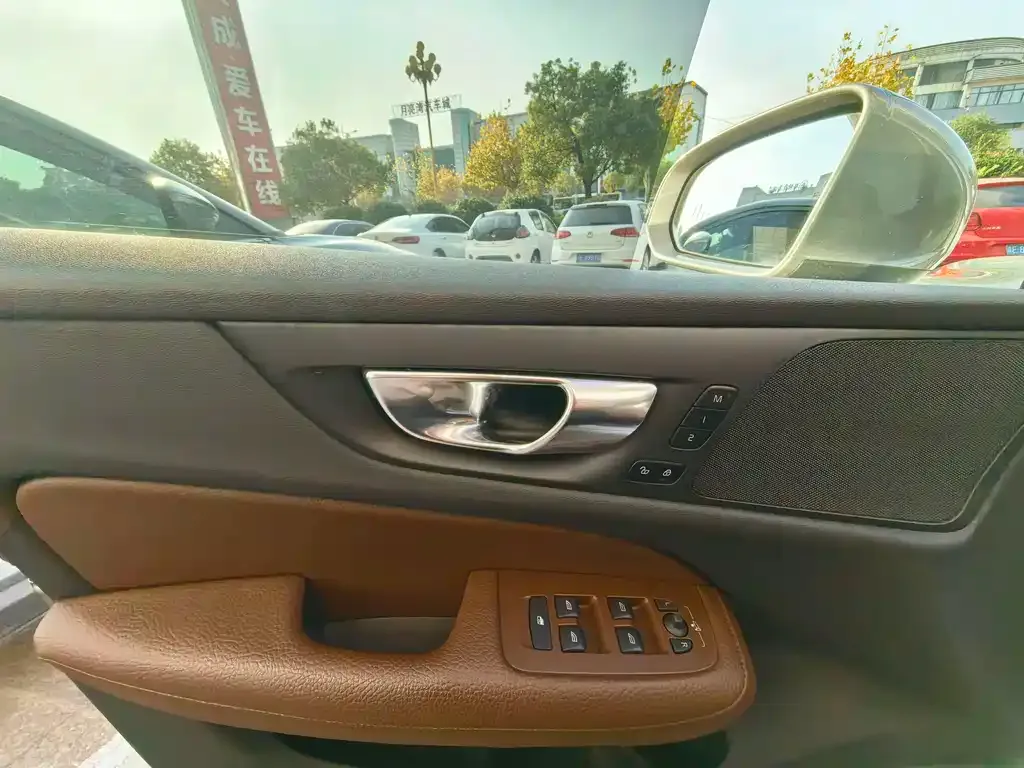 Volvo S60 — фото 10