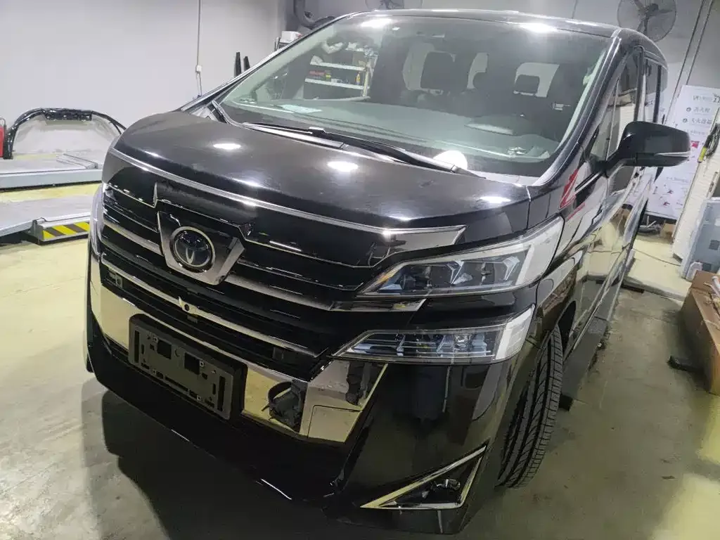 Toyota Vellfire — фото 1