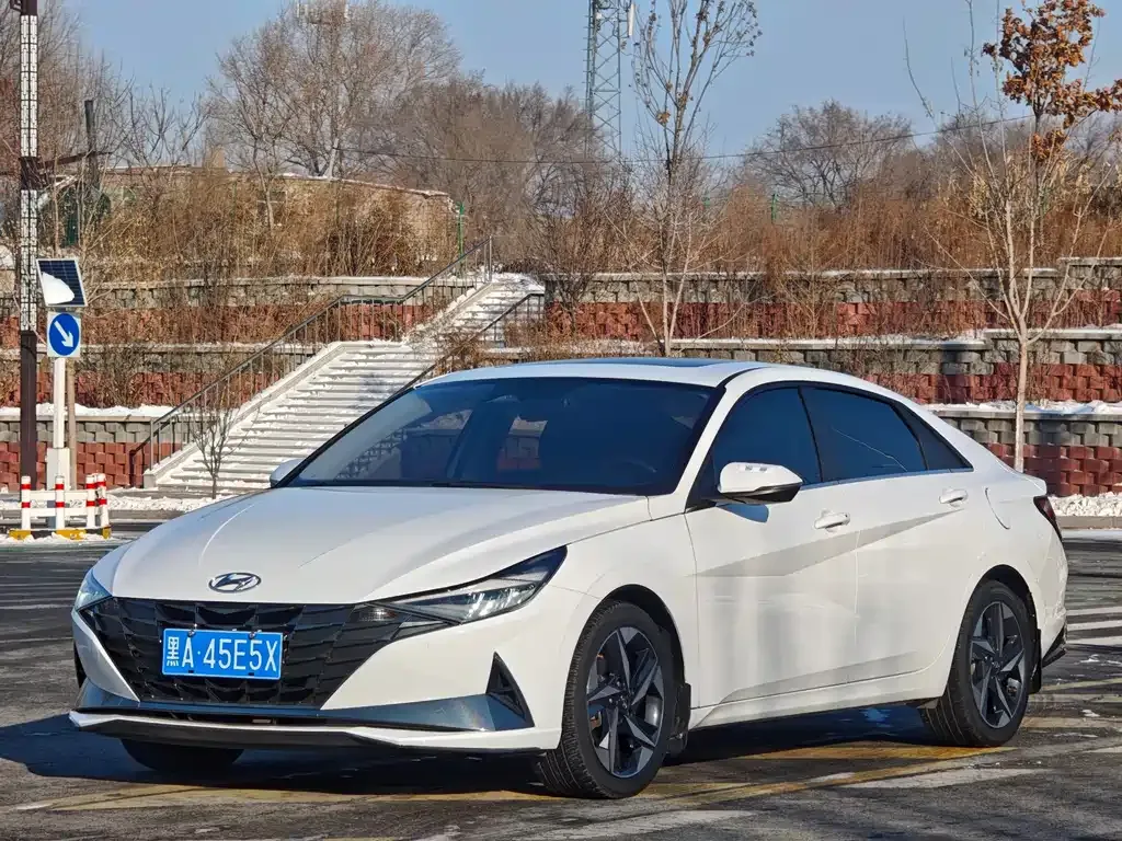 Hyundai Elantra — фото 1