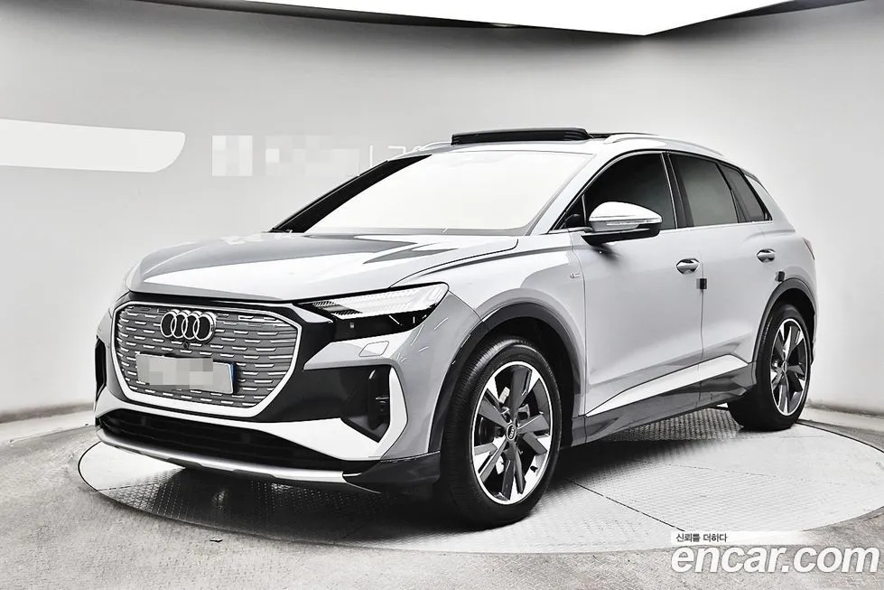 Audi Q4 e-tron — фото 1