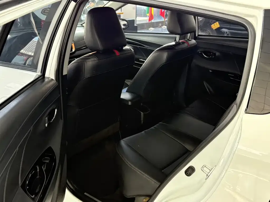 Toyota Yaris L — фото 7