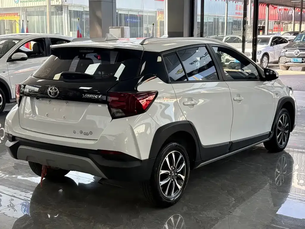 Toyota Yaris L — фото 10