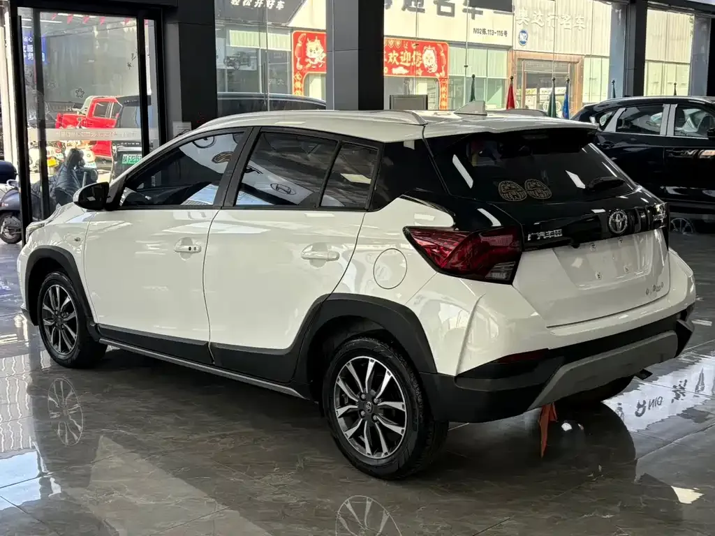Toyota Yaris L — фото 4