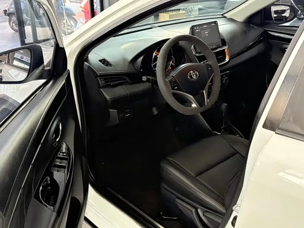 Toyota Yaris L — фото 8