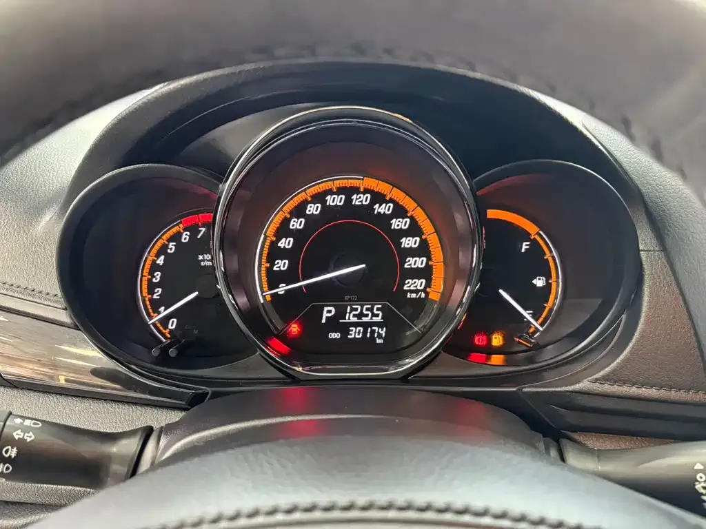 Toyota Yaris L — фото 3