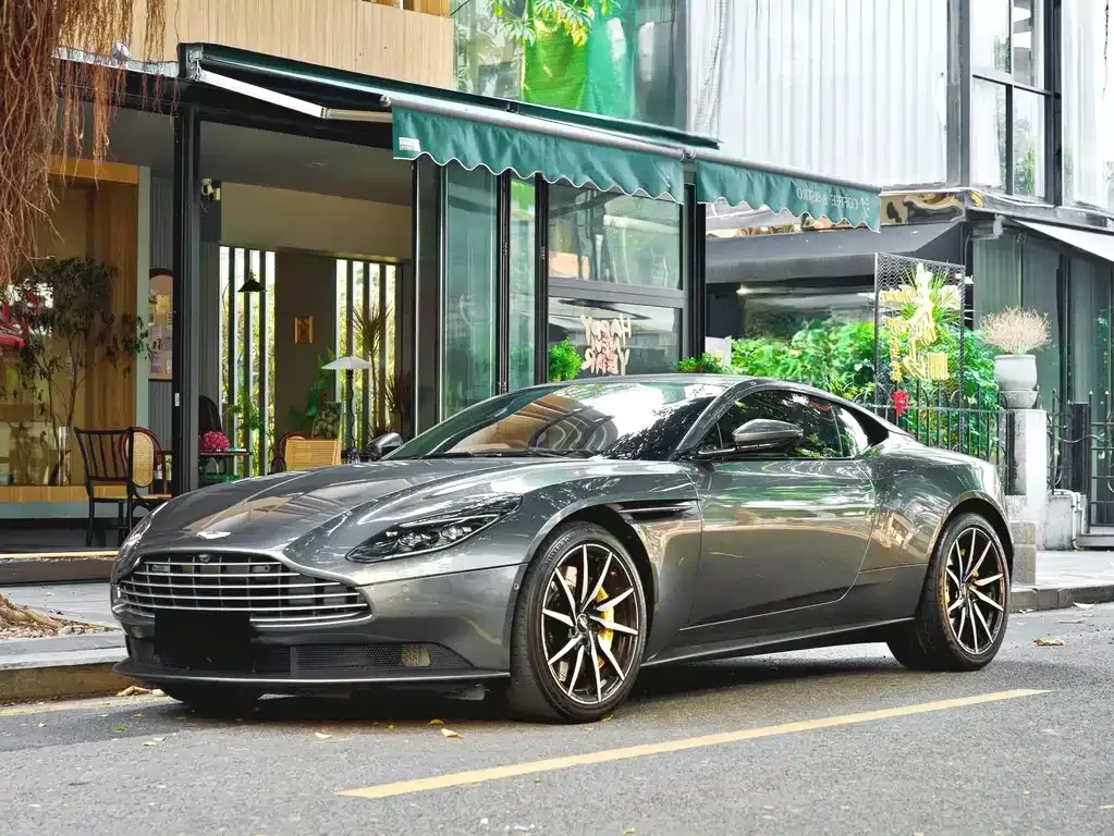 Aston Martin DB11 — фото 1