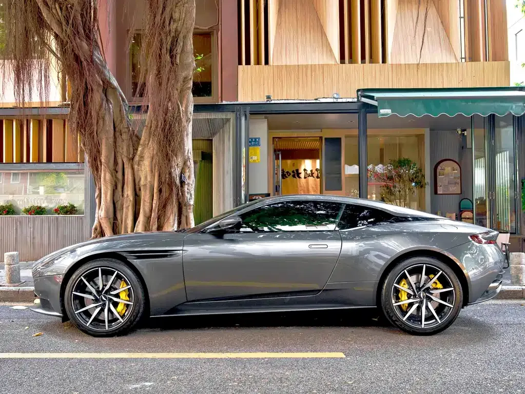 Aston Martin DB11 — фото 2