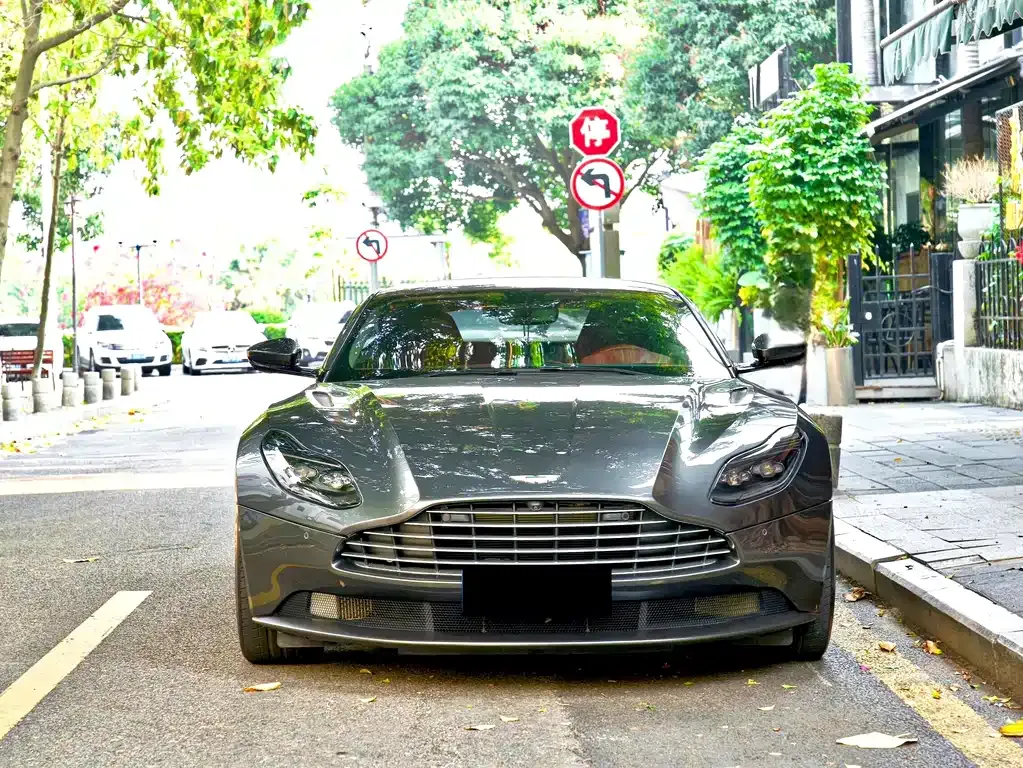 Aston Martin DB11 — фото 4