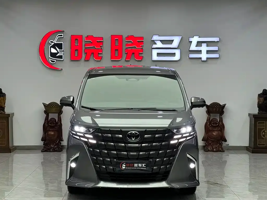 Toyota Alphard — фото 1