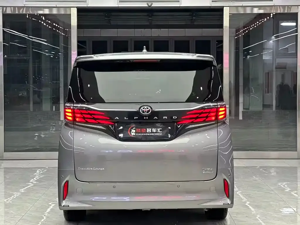 Toyota Alphard — фото 4