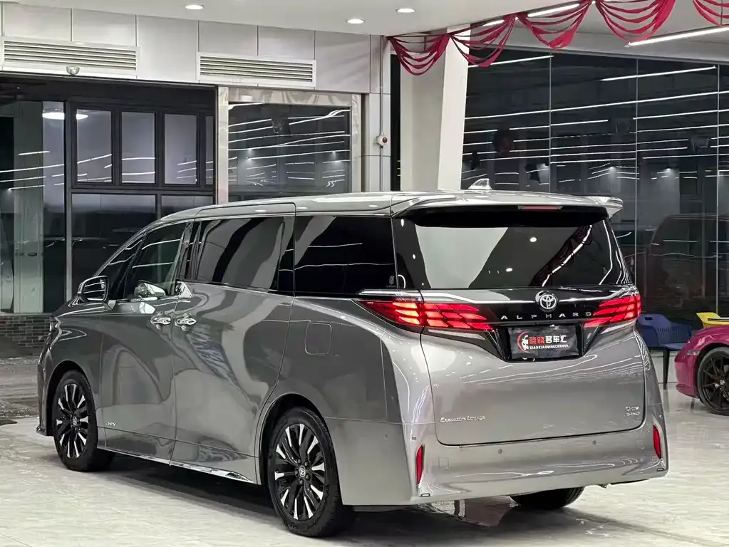 Toyota Alphard — фото 9