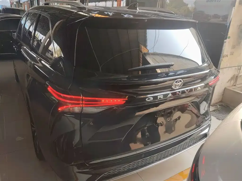 Toyota Granvia — фото 6