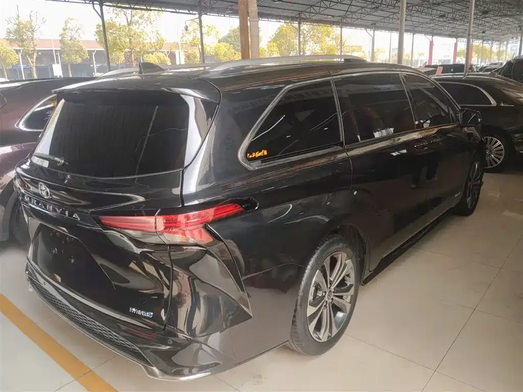Toyota Granvia — фото 10