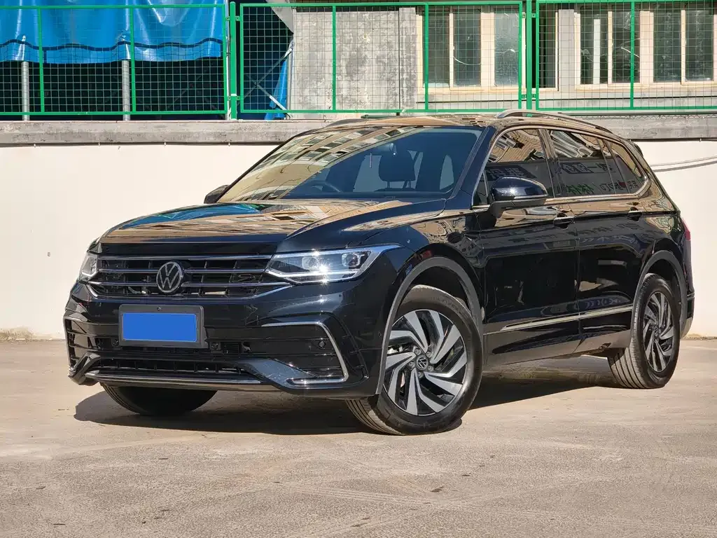 Volkswagen Tiguan L — фото 1