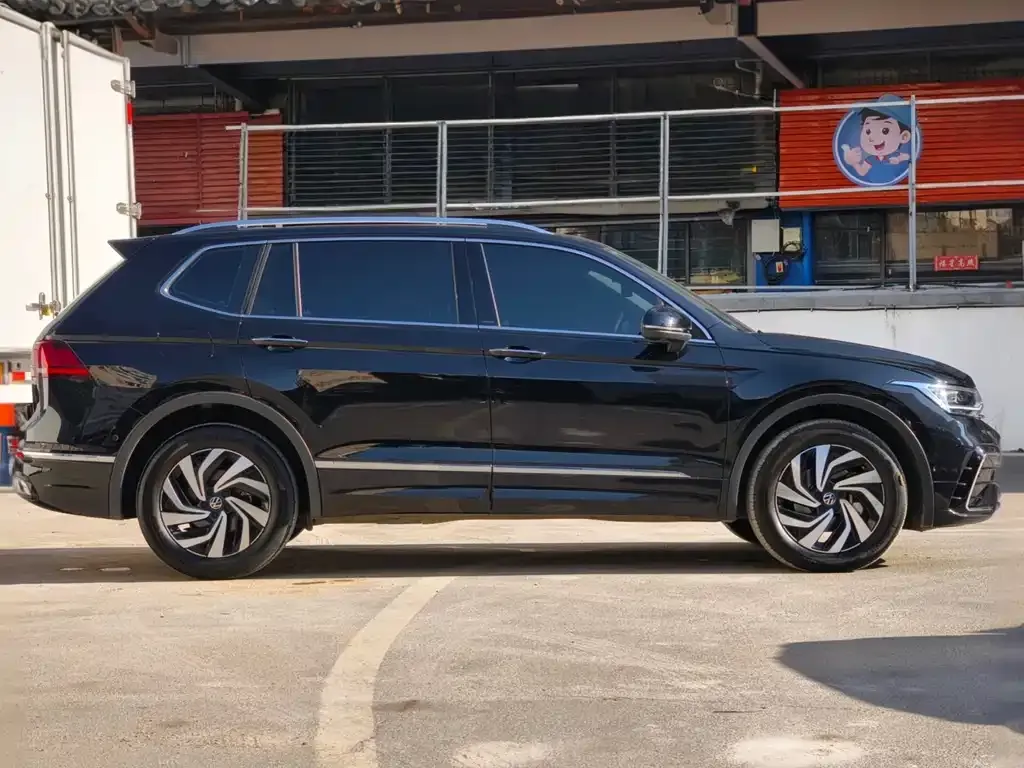 Volkswagen Tiguan L — фото 10