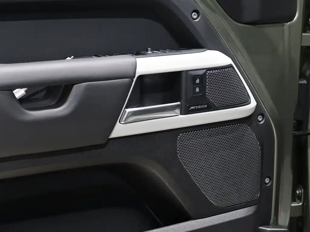 Land Rover Defender — фото 10