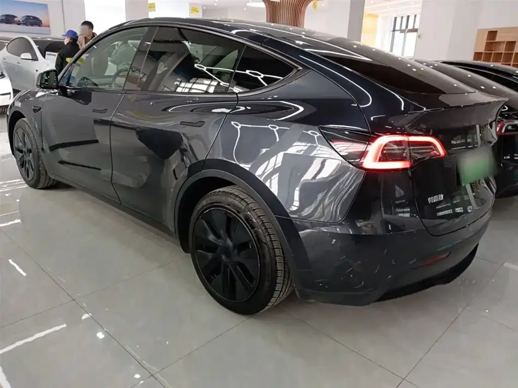 Tesla Model Y — фото 8