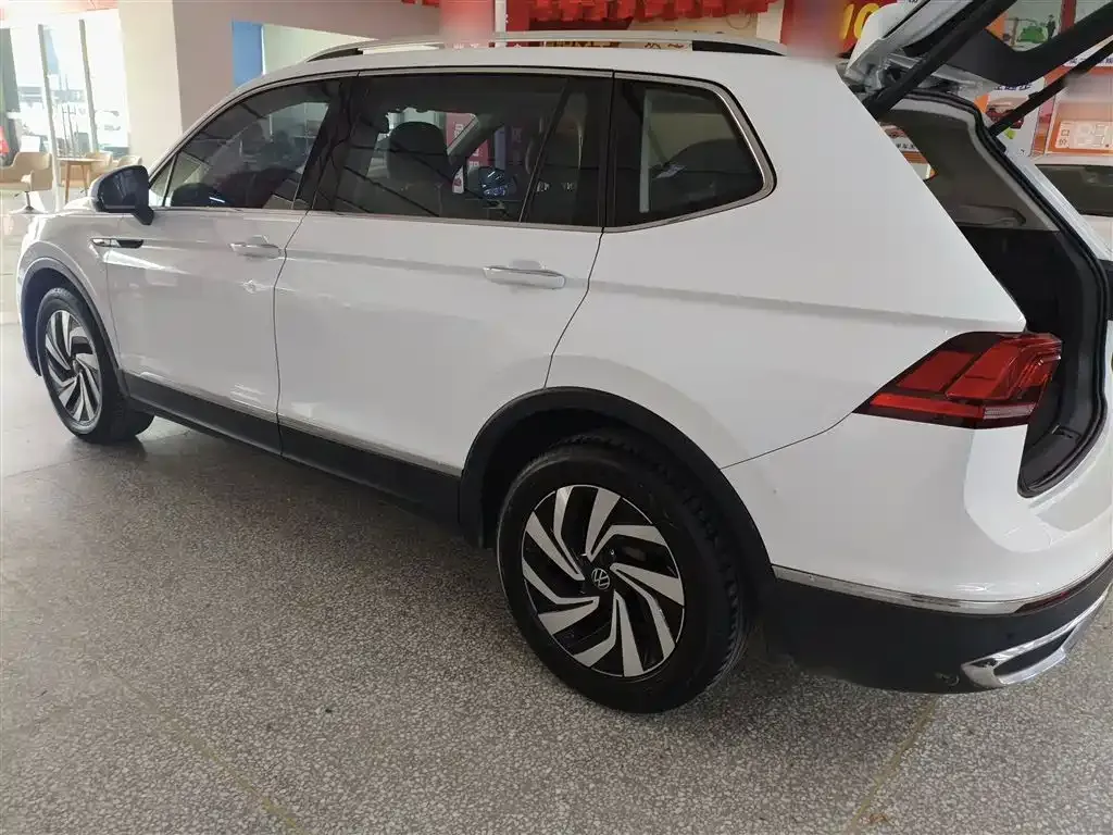 Volkswagen Tiguan L — фото 9