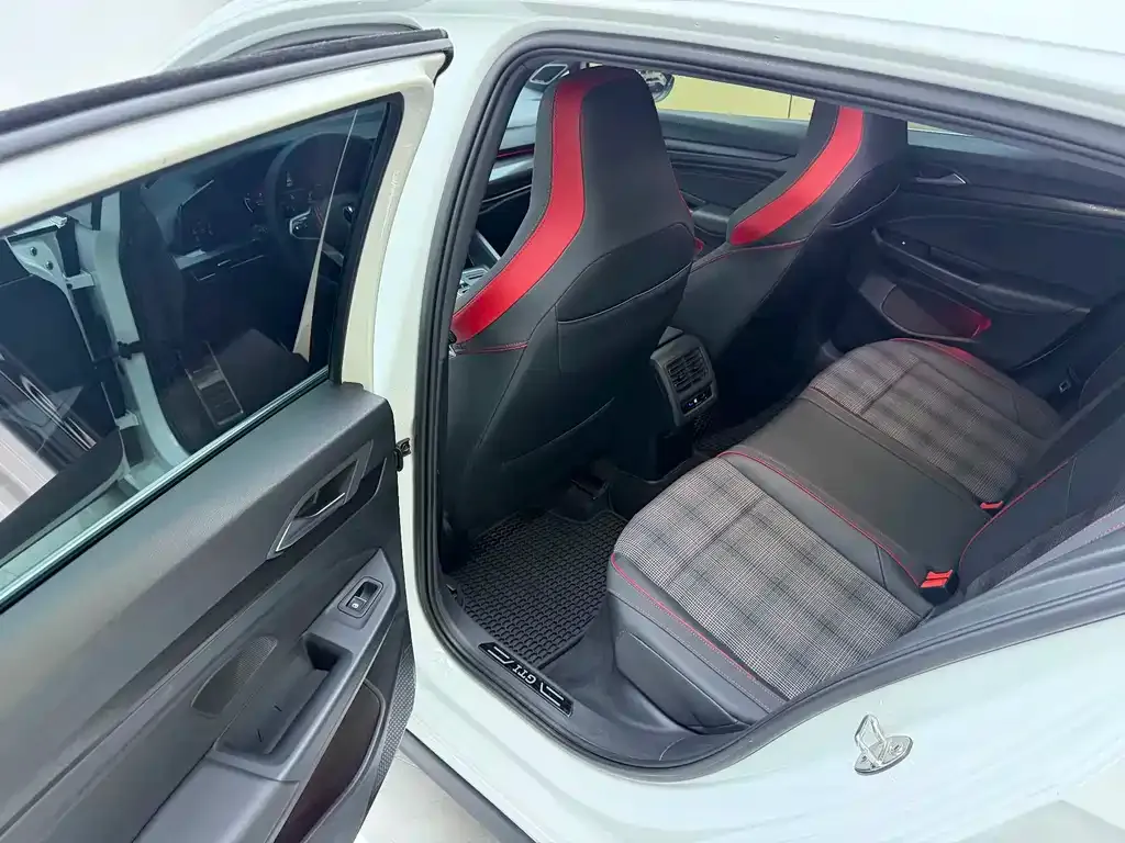 Volkswagen Golf GTI — фото 7