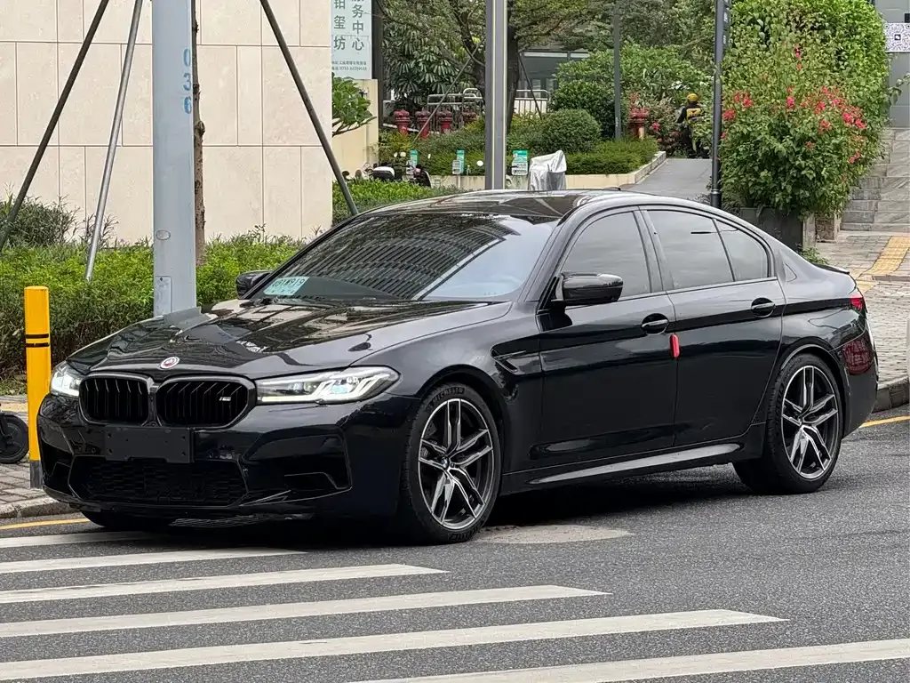BMW M5 — фото 1