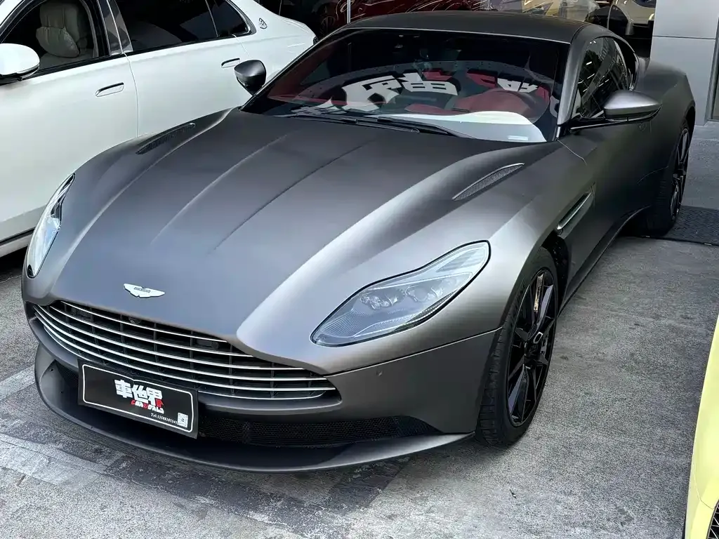 Aston Martin DB11 — фото 1