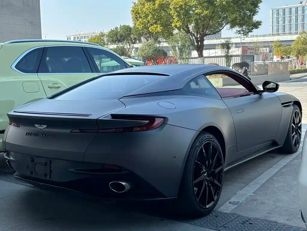 Aston Martin DB11 — фото 10