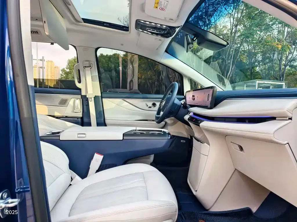 Buick GL8 Hybrid — фото 2