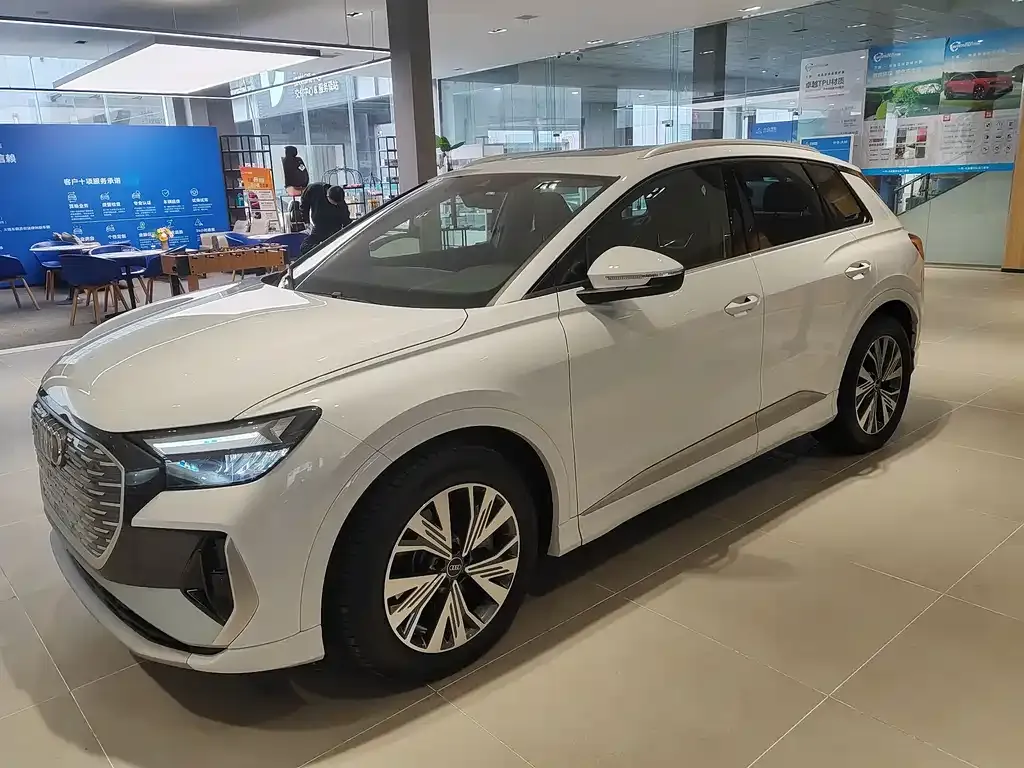 Audi Q4 e-tron — фото 1