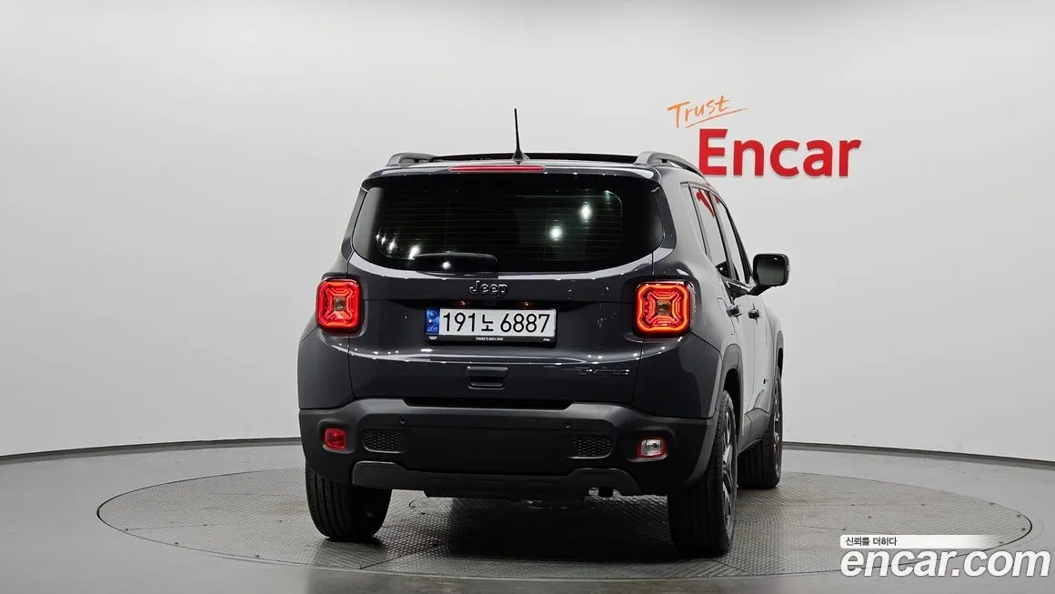 Jeep Renegade — фото 3