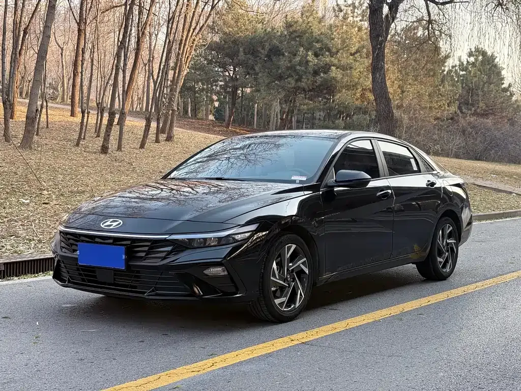 Hyundai Elantra — фото 1