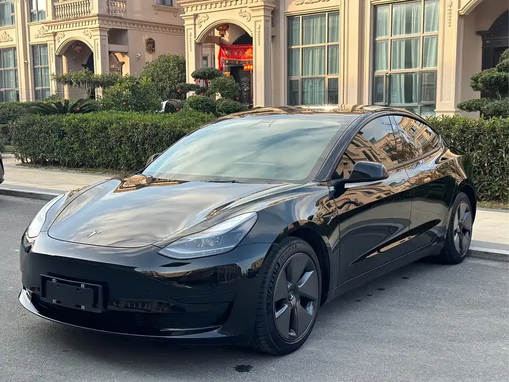 Tesla Model 3 — фото 1