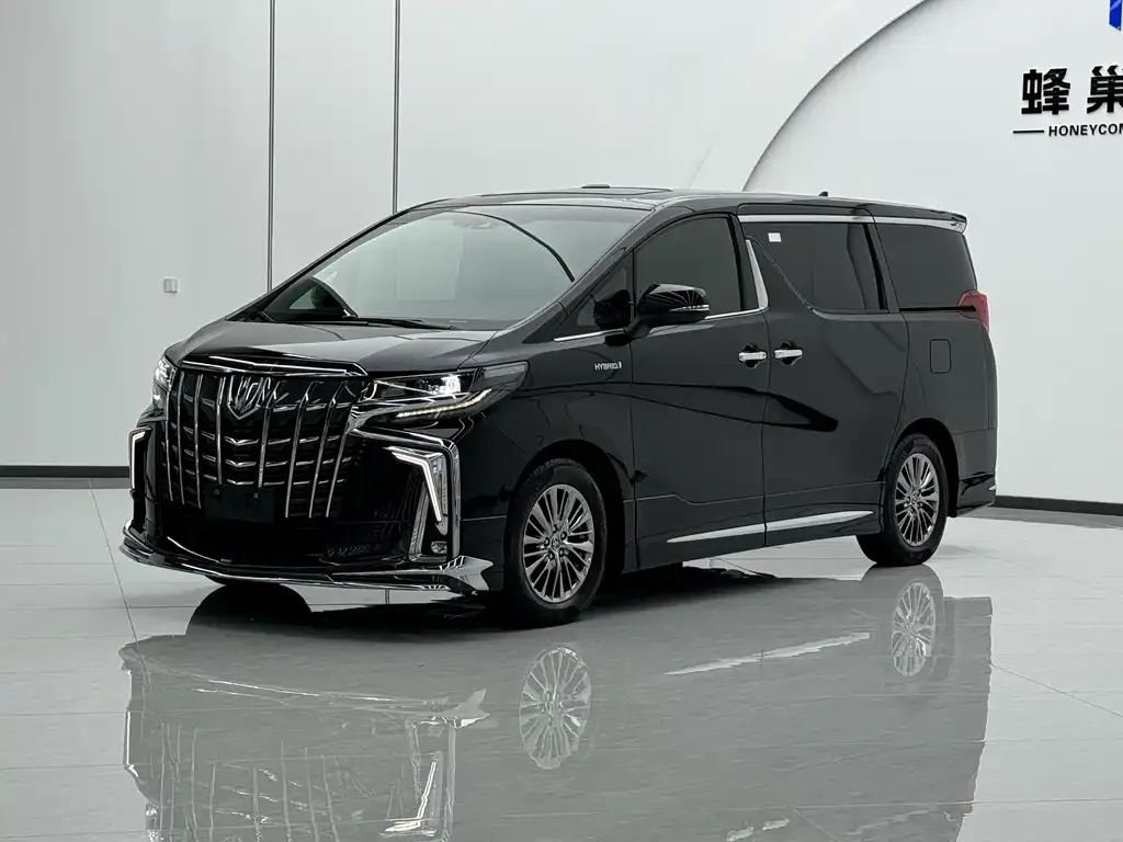 Toyota Alphard — фото 1