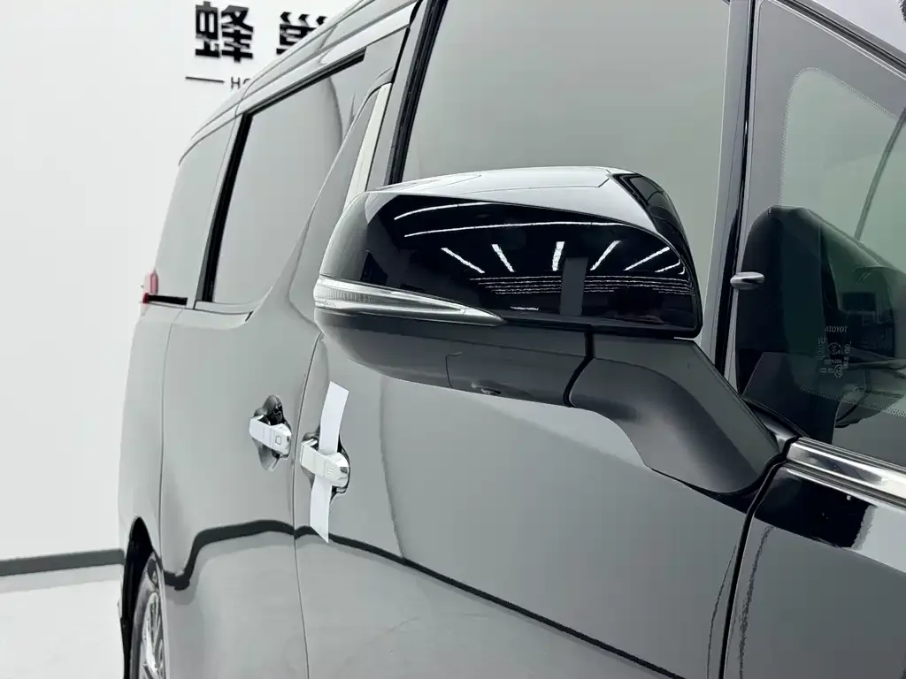 Toyota Alphard — фото 2
