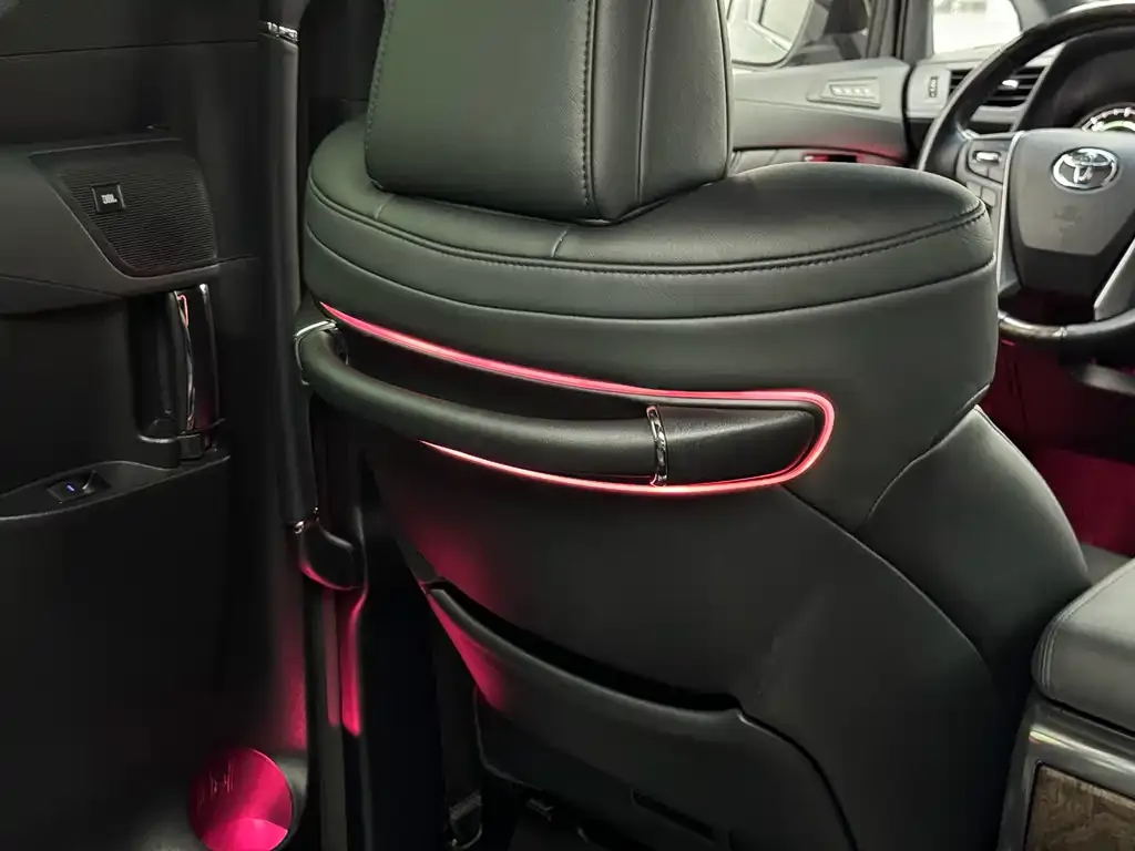 Toyota Alphard — фото 9