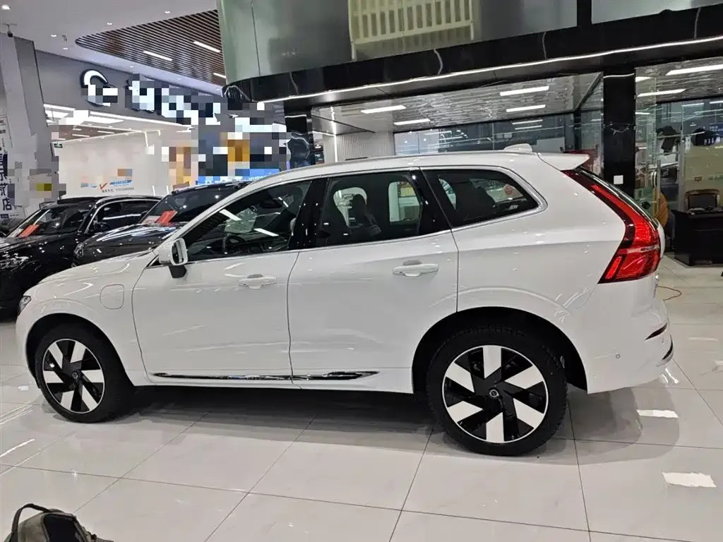 Volvo XC60 PHEV — фото 8
