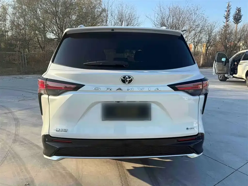 Toyota Granvia — фото 8