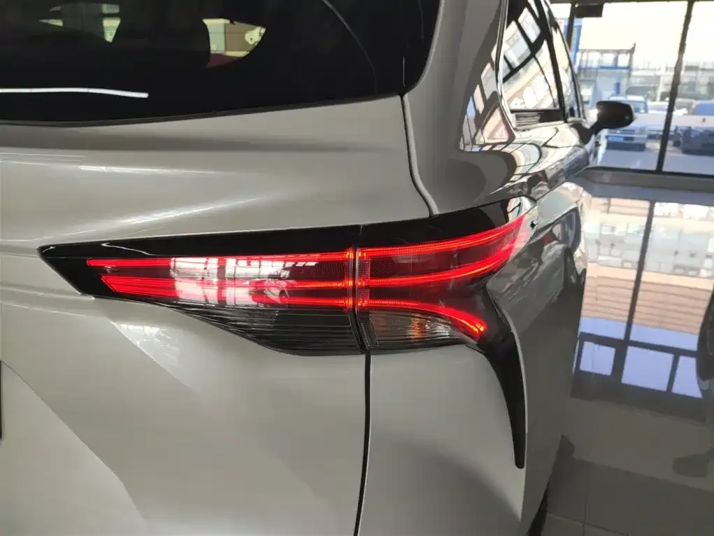 Toyota Granvia — фото 7