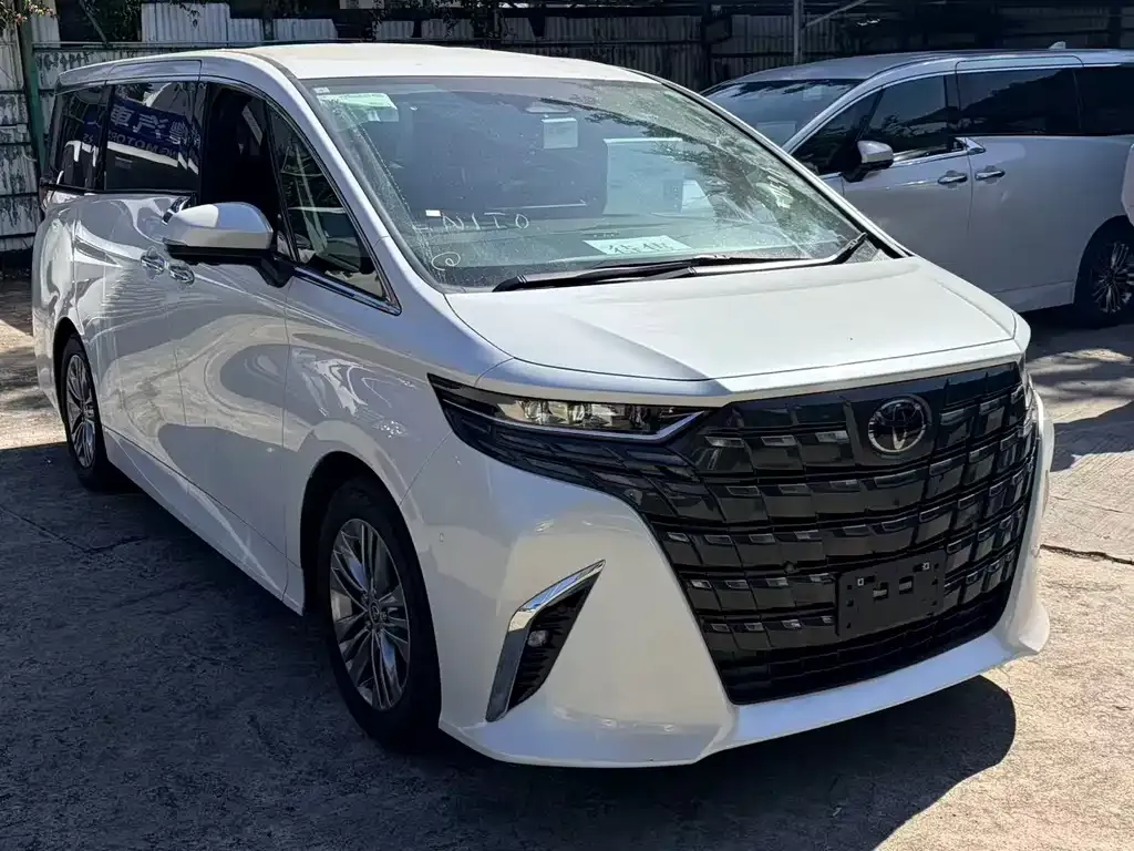 Toyota Alphard — фото 1